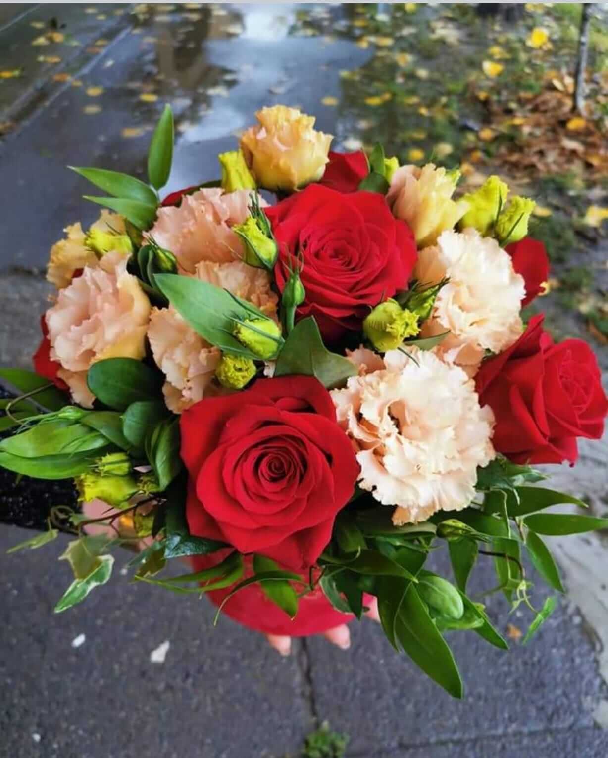 Aranjament in cutie de catifea, contine trandafiri rosii, lisianthus somon, edera si frunze decorative