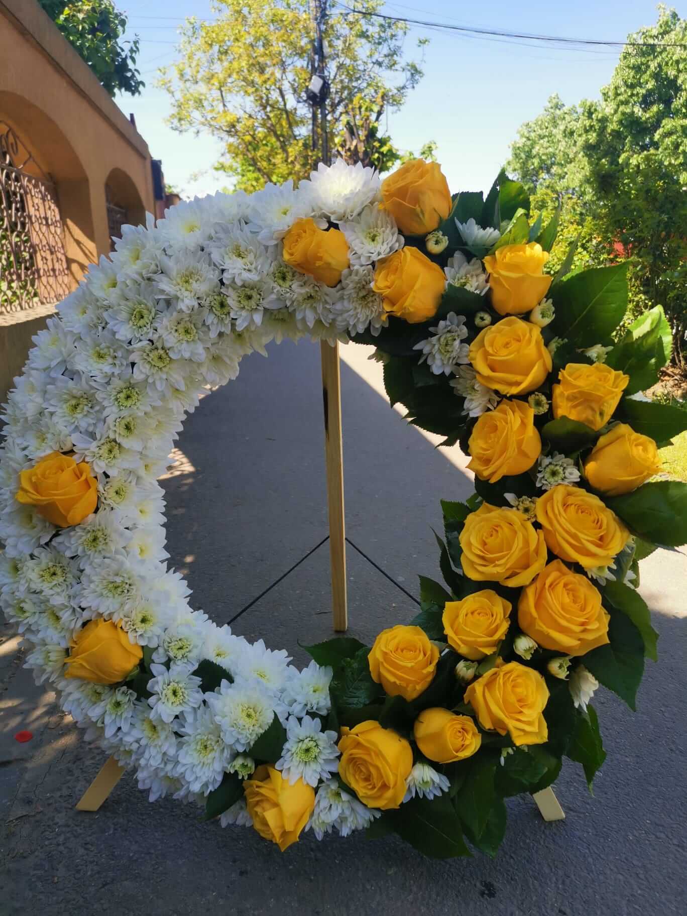 Coroana funerara alba cu trandafiri galbeni Il Davro-Flowers 3