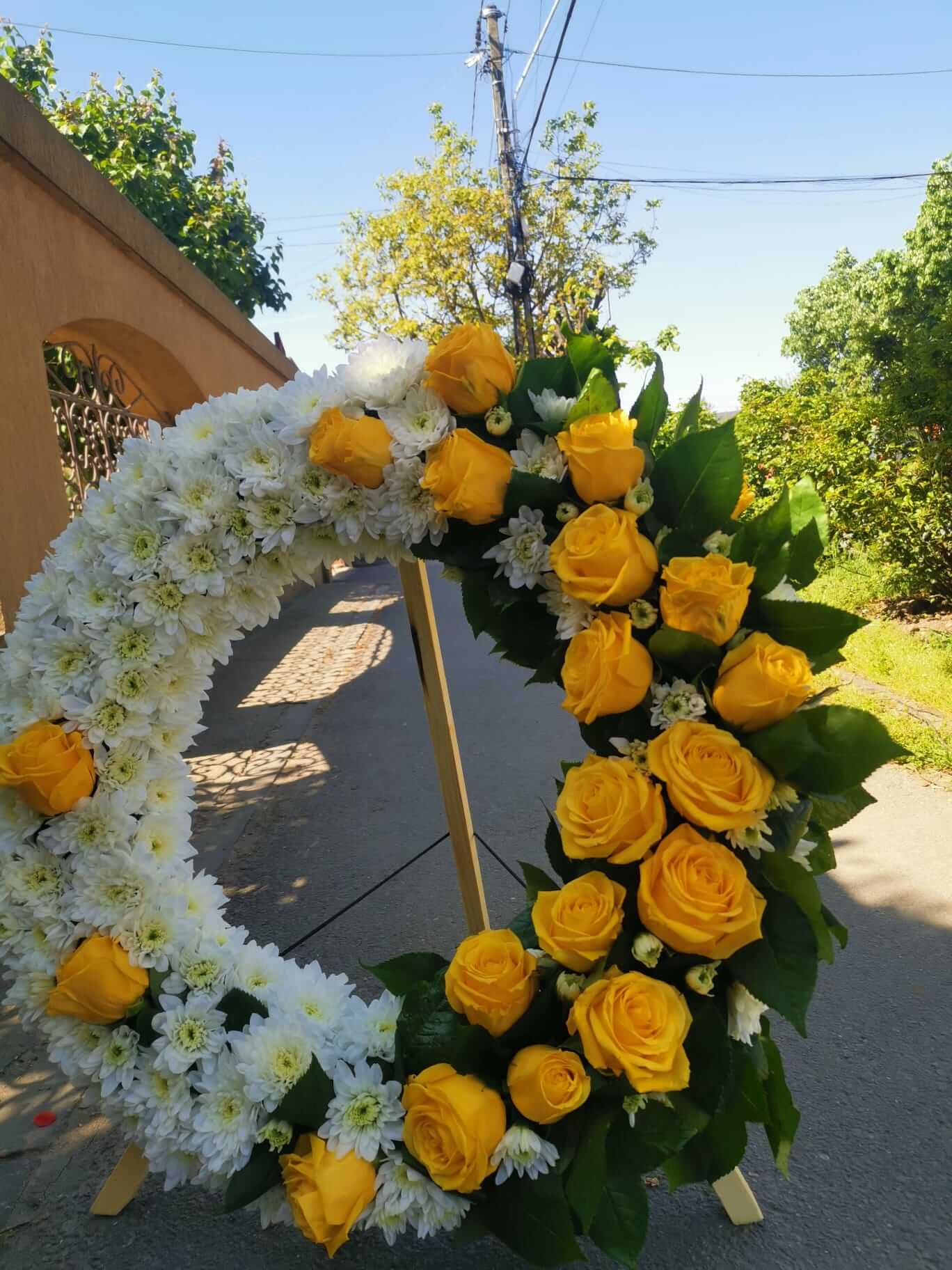 Coroana funerara alba cu trandafiri galbeni Il Davro-Flowers