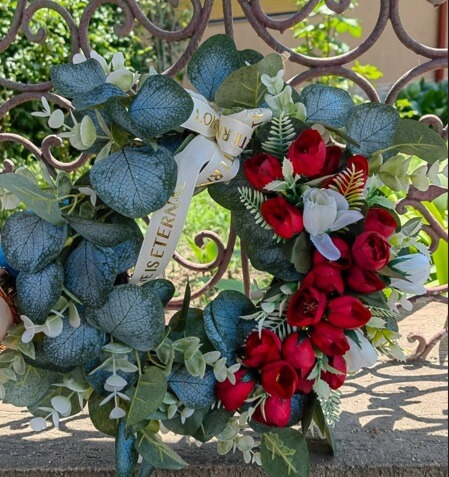 Coroniță artificiala cu - eucalipt și minirose- roșii Il Davro-Flowers